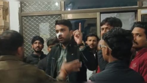 श्रीसांवल&zwj;ियाजी सेठ मंद&zwj;िर में स&zwj;िक्&zwj;योर&zwj;िटी गार्ड ने श्रद्धालुओं को धुना, नाक से बहने लगा खून