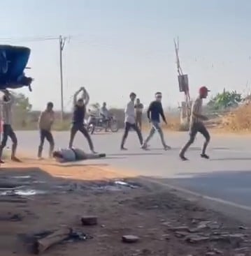 Shocking Video: Shopkeeper Brutally Beaten After Refusing Cigarettes on Credit in Gwalior District