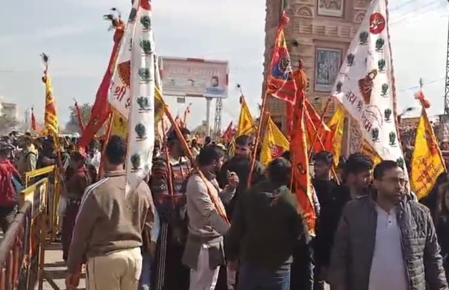 भारी संख्या में बाबा श्याम के दरबार पहुंचे भक्त भारी संख्या में बाबा श्याम के दरबार पहुंचे भक्त