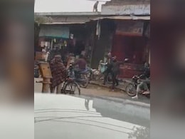 बदायूं में खुलेआम लूट के बाद अपराधियों ने लहराए तमंचे, भीड़ ने पकड़ा, वीडियो वायरल