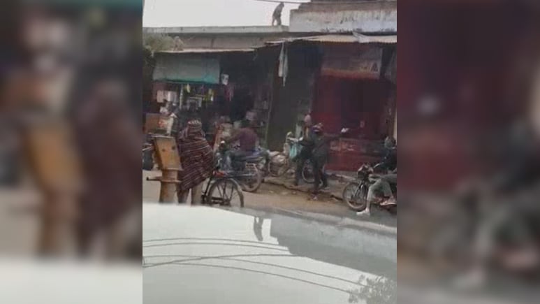 बदायूं में खुलेआम लूट के बाद अपराधियों ने लहराए तमंचे, भीड़ ने पकड़ा, वीडियो वायरल