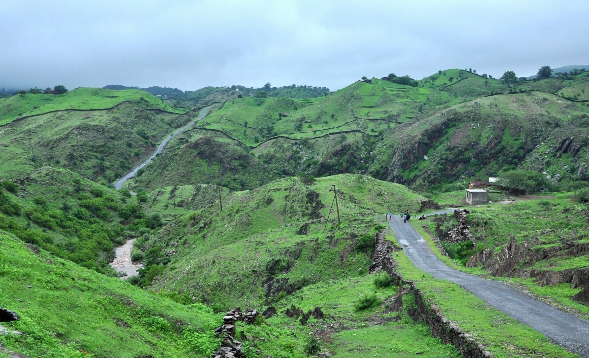 बारिश के मौसम में अरावली हरी-भरी दिखती है
