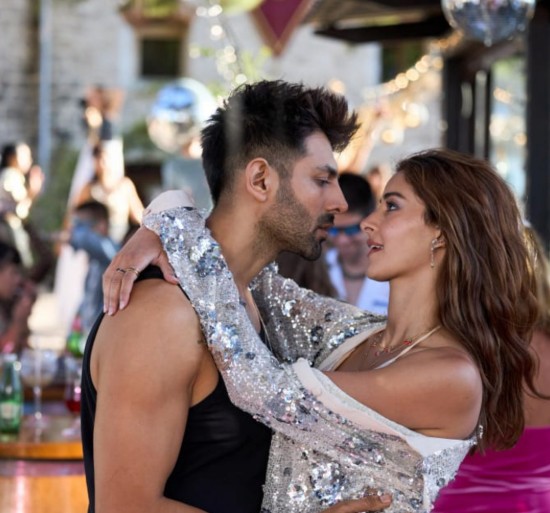 <i>Tu Meri Main Tera Main Tera Tu Meri</i> X Reviews: Some Feel Kartik-Ananya's Film Is "Youthful", Others Say "Never Takes Off"