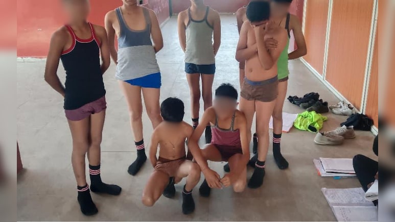 कंपकंपाती ठंड में टॉर्चर! होमवर्क नहीं करने पर शिक्षकों ने बच्चों के उतरवाए कपड़े, अंडरवियर में बाहर खड़ा किया