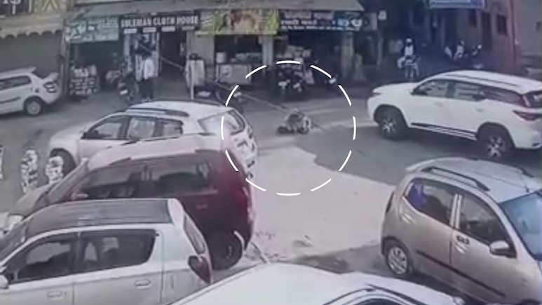 रुड़की में दिल दहला देने वाला हादसा, फॉर्च्यूनर ने बुजुर्ग को कुचला, देखें VIDEO