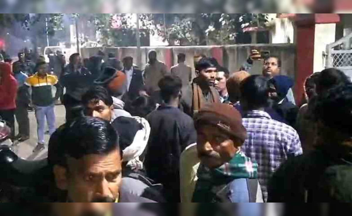 Breaking News: शाहजहांपुर रेलवे क्रॉसिंग पर दर्दनाक हादसा: ट्रेन की चपेट में आने से 5 लोगों की दर्दनाक मौत