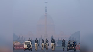 दिल्ली को दमघोंटू हवा से नहीं मिल रही निजात , 400 पार AQI, जानें कब तक घुलता रहेगा सांसों में जहर