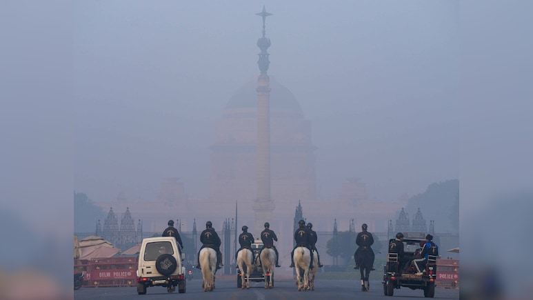 दिल्ली को दमघोंटू हवा से नहीं मिल रही निजात , 400 पार AQI, जानें कब तक घुलता रहेगा सांसों में जहर