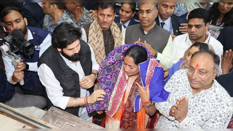 द&zwj;िल्&zwj;ली की सीएम रेखा गुप्ता ने खाटूश्&zwj;यामजी के सामने नवाया शीश, बोलीं- वर्षों की मन्&zwj;नत पूरी हुई