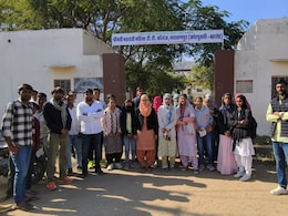 कोटपुतली के कॉलेज में छात्राओं का नामांकन रद्द, कॉलेज के बाहर धरने पर बैठीं, बोलीं- अब हम कहां जाएंगे