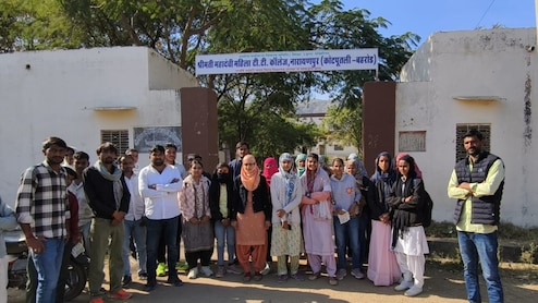 कोटपुतली के कॉलेज में छात्राओं का नामांकन रद्द, कॉलेज के बाहर धरने पर बैठीं, बोलीं- अब हम कहां जाएंगे