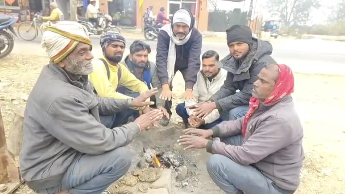MP Weather: टीकमगढ़ जिले में शीतलहर का प्रकोप. अलाव तापते लोग.