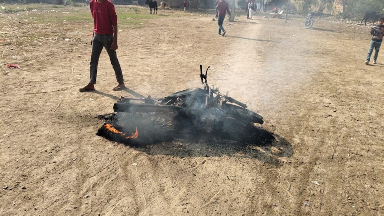 Rajasthan: प्रेम प्रसंग के मामले में दो पक्षों के बीच बवाल, एक ने फूंकी दूसरे की बाइक; पुलिस से भी की धक्का मुक्की