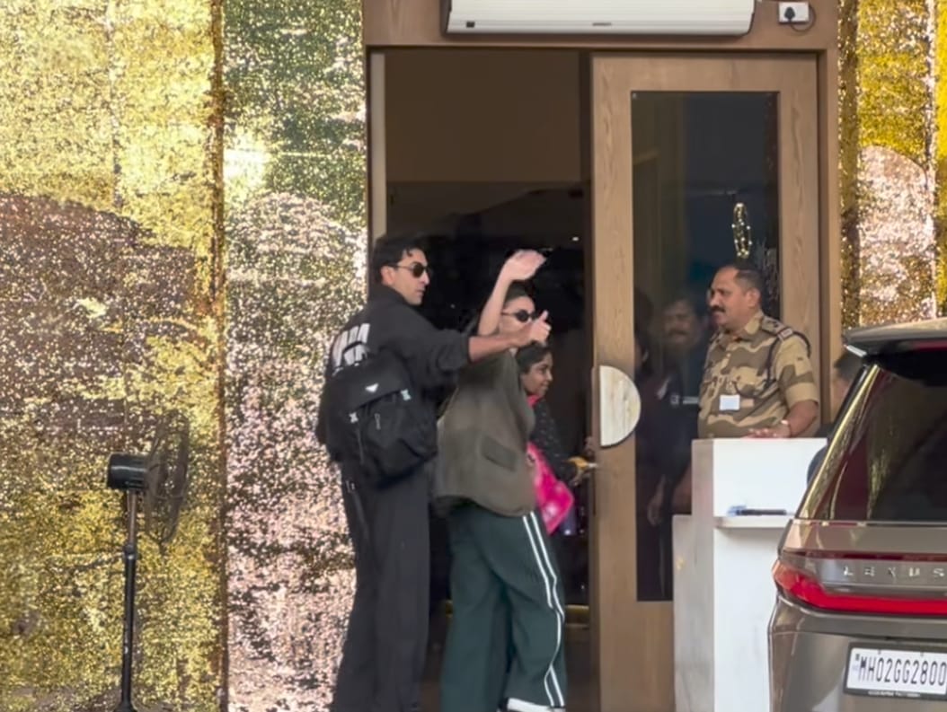 Ranbir Kapoor Flaunts Clean-Shaven Look As He Jets Off With Alia Bhatt For New Year Vacay. Bonus: Raha