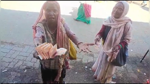 कुबरेश्वर धाम में भिखारियों से ठगी! खुले पैसे लेकर बदमाश थमाते गए नकली नोट, खुलासा होते ही मचा हड़कंप 