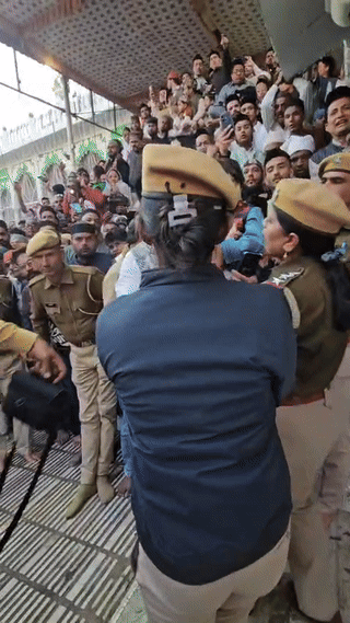 अजमेर दरगाह में उर्स की रस्म के दौरान भिड़ गए खादिम और महिला पुलिस अफसर, झंडा चढ़ाने के दौरान विवाद