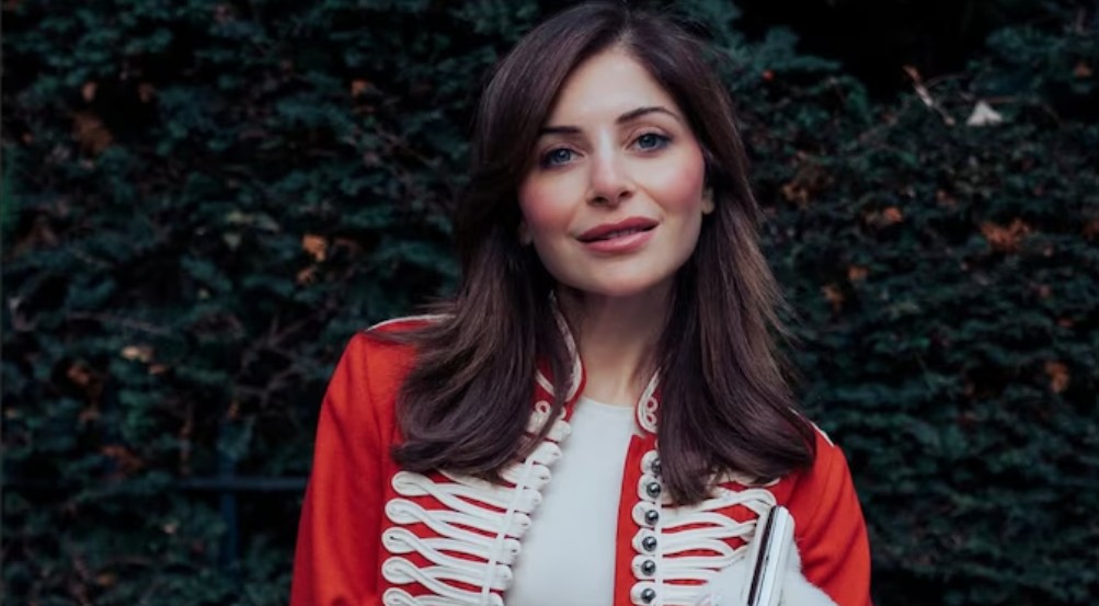 सिंगर कनिका कपूर के साथ स्टेज पर बदतमीजी, फैन ने की गोद में उठाने की कोशिश, वीडियो देख दंग रह जाएंगे आप