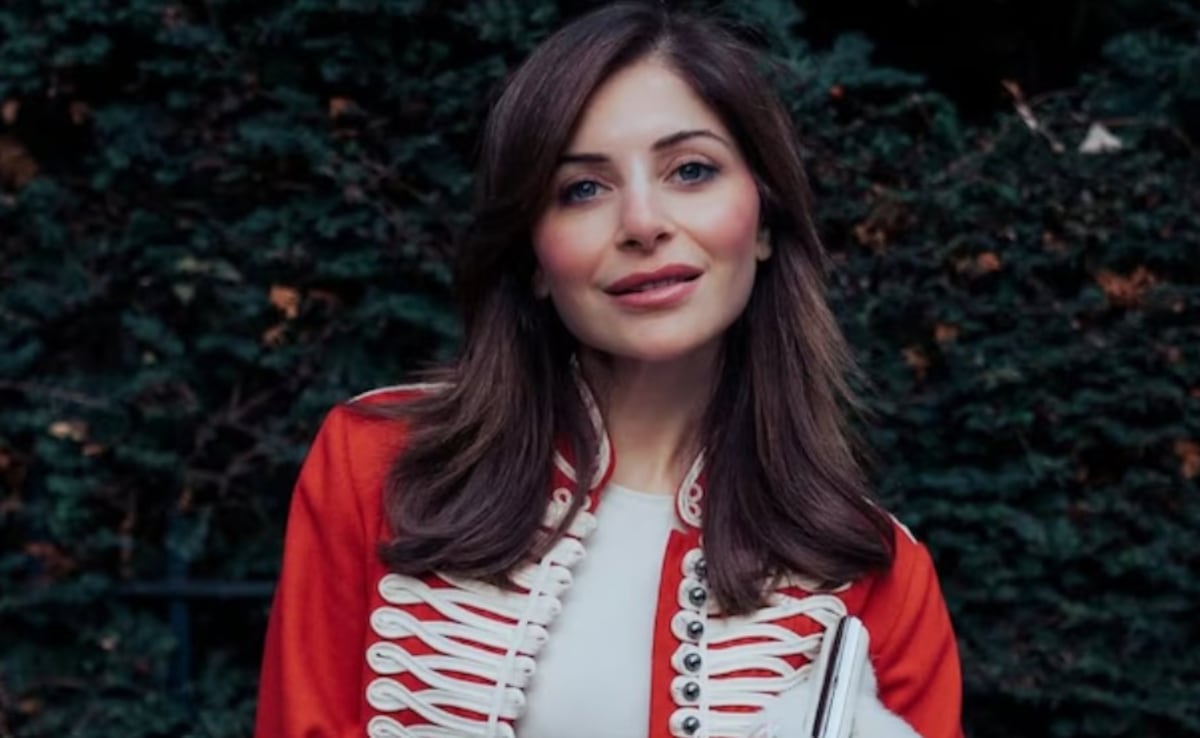 सिंगर कनिका कपूर के साथ स्टेज पर बदतमीजी, फैन ने की गोद में उठाने की कोशिश, वीडियो देख दंग रह जाएंगे आप