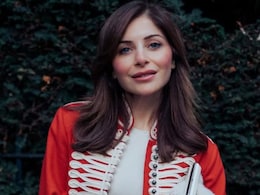 सिंगर कनिका कपूर के साथ स्टेज पर बदतमीजी, फैन ने की गोद में उठाने की कोशिश, वीडियो देख दंग रह जाएंगे आप