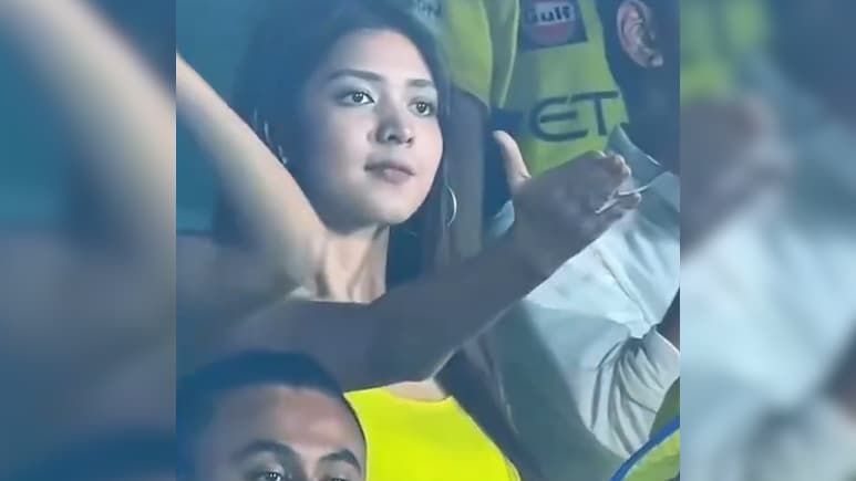 और कैमरा उन पर फिदा हो गया... इस साल क्रिकेट मैच की 'मिस्ट्री गर्ल्स' से मिलिए