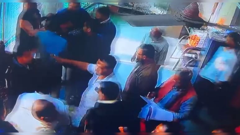 कांग्रेस की बैठक में हंगामा और धक्‍का-मुक्‍की, जमकर गाली-गलौज