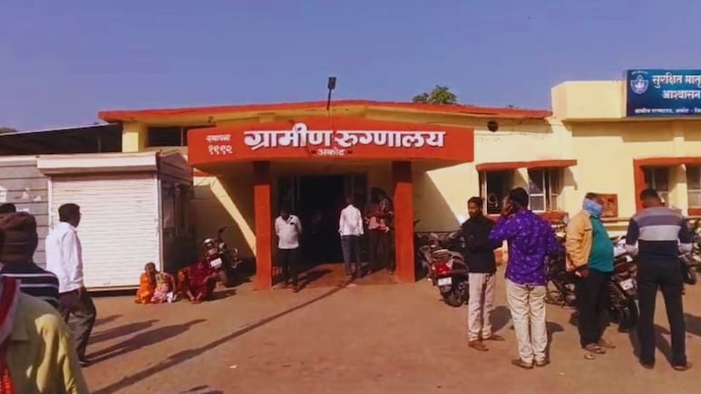 Akola News : निवडणुकीचं वातावरण बिघडलं, उमेदवाराच्या पतीवर जीवघेणा हल्ला, लोखंडी पाईपने डोकं फोडलं