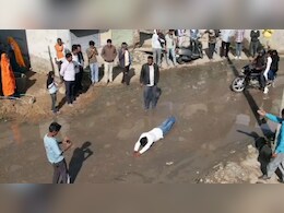 प्रशासन से अपनी मांग मनवाने के ल‍िए कीचड़ में लोट गया युवक, ज‍िद पर अड़ा