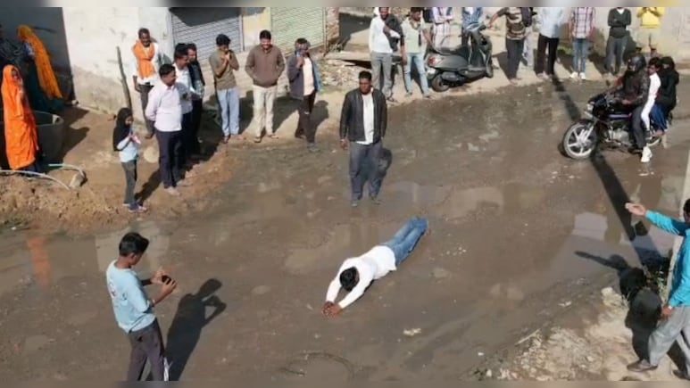 प्रशासन से अपनी मांग मनवाने के ल‍िए कीचड़ में लोट गया युवक, ज‍िद पर अड़ा