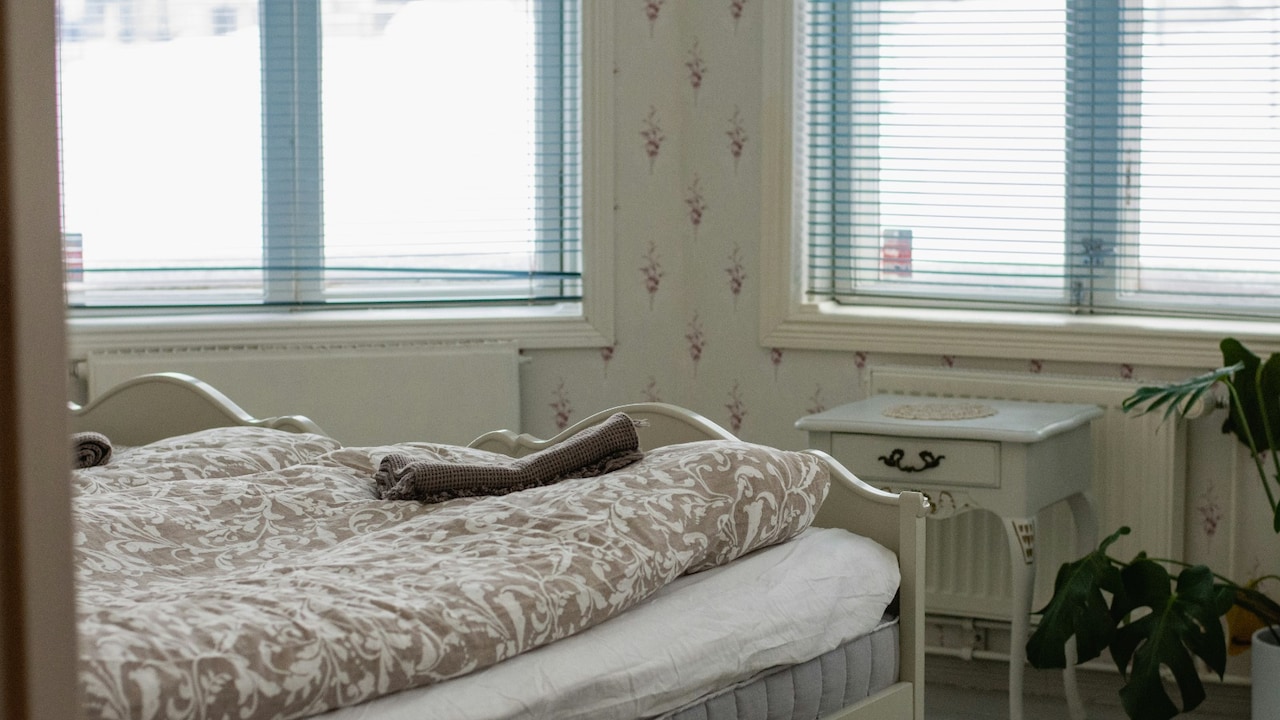 Bedsheet Weaves And Thread Count: Know What Actually Matters