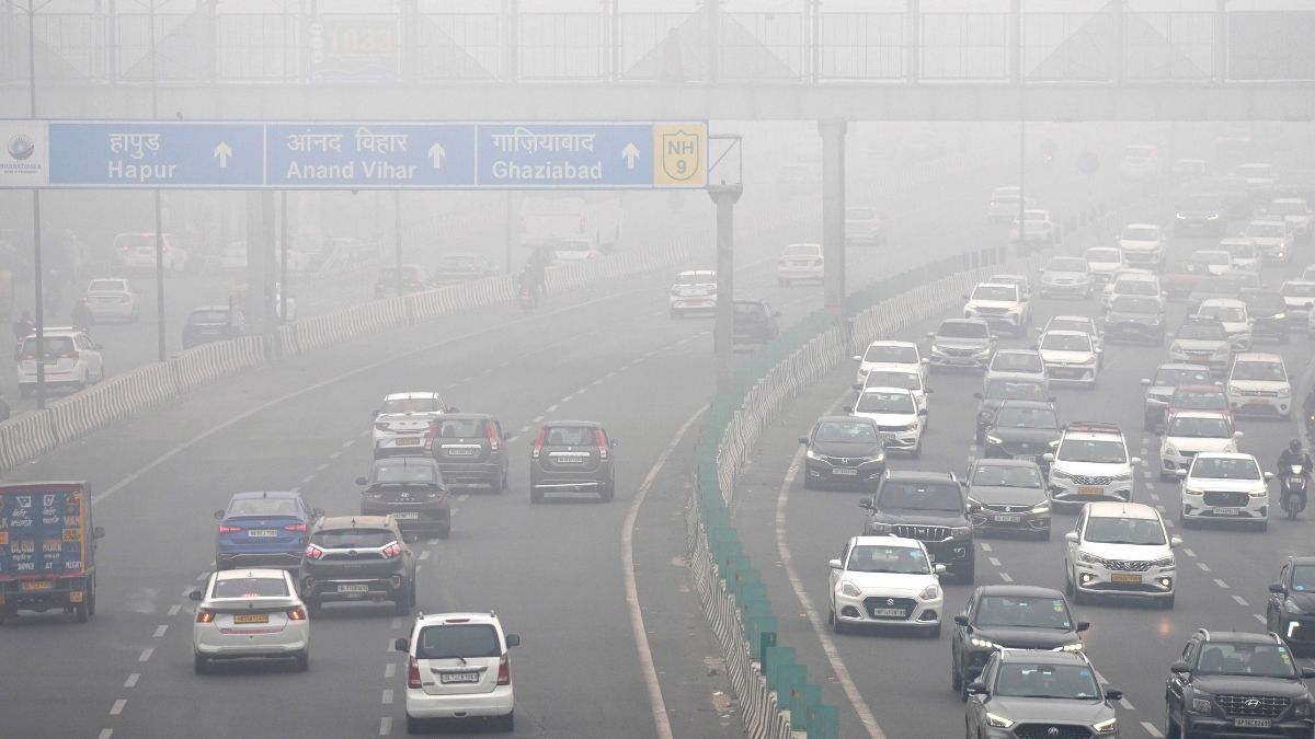 दिल्ली-NCR में घने कोहरे का कहर, जीरो विजिबिलिटी, सड़कों पर रेंग रहीं गाड़ियां, फ्लाइट्स-ट्रेनें कई घंटों लेट