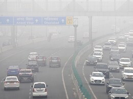 दिल्ली-NCR में घने कोहरे का कहर, जीरो विजिबिलिटी, सड़कों पर रेंग रहीं गाड़ियां, फ्लाइट्स-ट्रेनें कई घंटों लेट