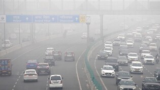 दिल्ली-NCR में घने कोहरे का कहर, जीरो विजिबिलिटी, सड़कों पर रेंग रहीं गाड़ियां, फ्लाइट्स-ट्रेनें कई घंटों लेट