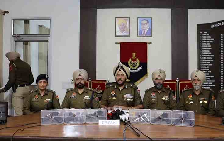 आतंकी मंसूबों पर पानी फिरा! आधुनिक हथियारों के साथ पकड़े गए 6 तस्कर, पाकिस्तान के तस्करी मॉड्यूल की टूटी कमर!