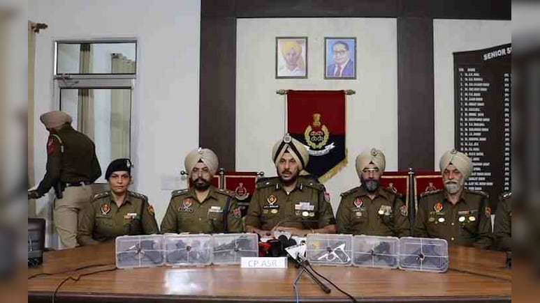 आतंकी मंसूबों पर पानी फिरा! आधुनिक हथियारों के साथ पकड़े गए 6 तस्कर, पाकिस्तान के तस्करी मॉड्यूल की टूटी कमर!