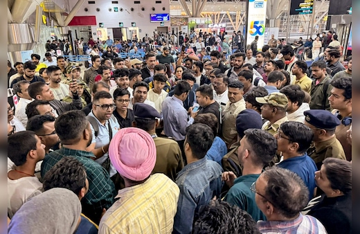 LIVE: इंतजार, इंतजार, इतंजार, अफरातफरी... और अब दिल्ली से इंडिगो की सभी घरेलू उड़ानें आज आधी रात तक रद्द