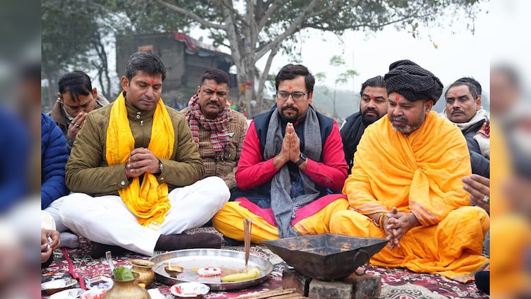 AAP ने भाजपा सरकार के 'पापों' को माफ करने के लिए मां यमुना घाट पर कराया हवन