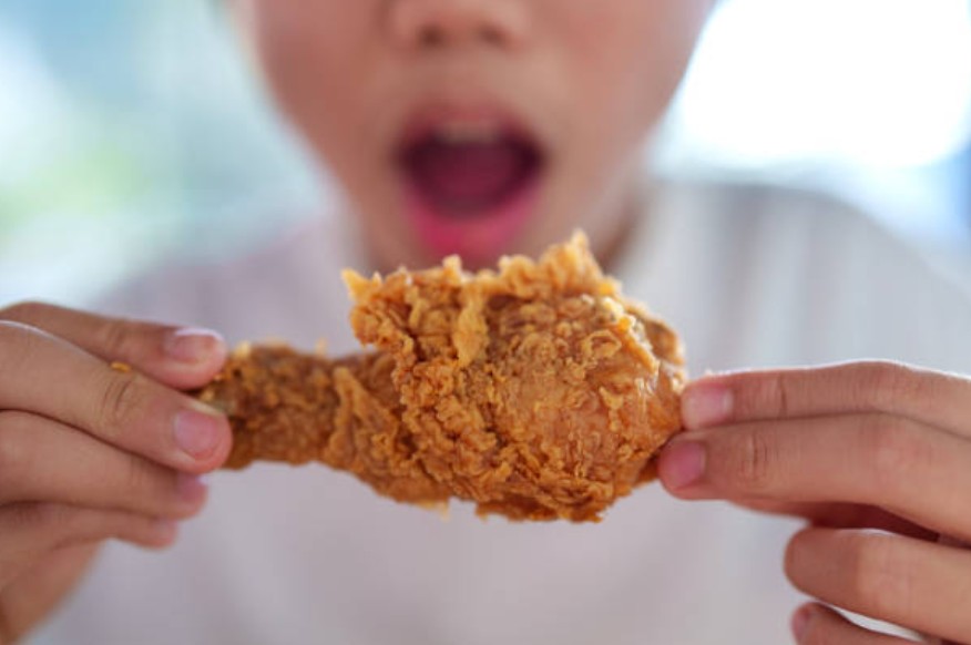 आखिर क्या 'बला' है ये 'सेकंड-हैंड फ्राइड चिकन', जिसे बड़े चाव से खाते हैं लोग