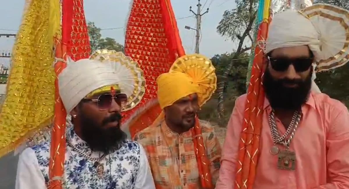 निशान चढ़ाने जाते बाबा श्याम के भक्त. 