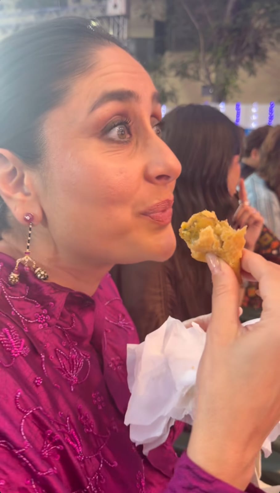 Karan Johar Calls Kareena Kapoor 'Carbie Doll' For Enjoying A Big Samosa