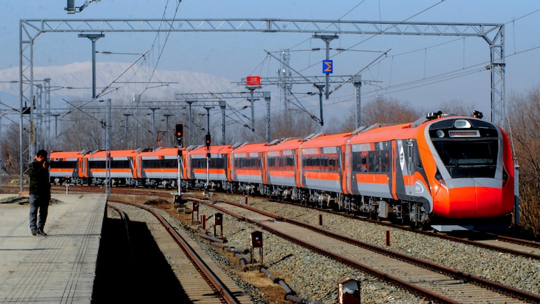 नए साल पर पहली वंदे भारत स्लीपर ट्रेन के रूट का ऐलान, जानिए कितना होगा किराया, क्या मिलेंगी सुविधाएं