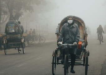 नोएडा में AQI हुआ 400 के पार, GRAP स्टेज 4 लागू, अब स्कूल चलेंगे ऑनलाइन