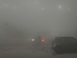 घने कोहरे में 'गायब' हुई दिल्&zwj;ली, इंडिगो ने जारी की एडवाइजरी, सड़कों पर रेंग रही कारें, देखें वीडियो