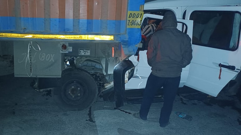 Maihar Road Accident: मैहर NH 30 पर भीषण हादसा, कंटेनर में पीछे से जा घुसा ट्रैवलर वाहन, 3 की मौत, 12 घायल