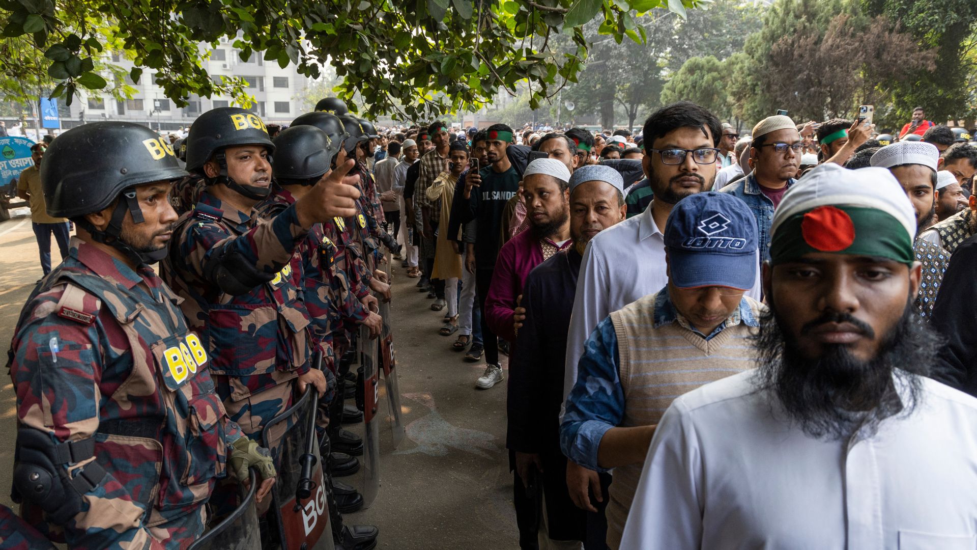 भारतीयों को नौकरी मत दो... बांग्लादेश में भड़की आग में घी झोंक रहा कट्टरपंथी इंकलाब मंच, रखी दी ये 4 मांगें