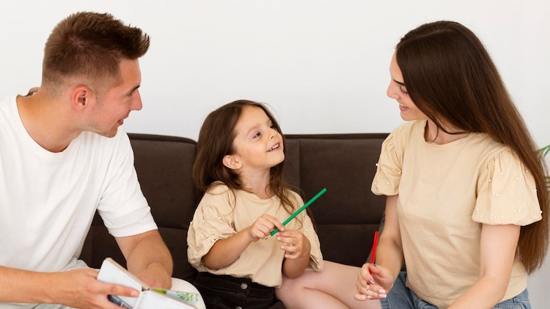 छोटे बच्चों के साथ कभी नहीं करनी चाहिए ये 5 गलतियां, साइकोलोजिस्ट ने किया अलर्ट