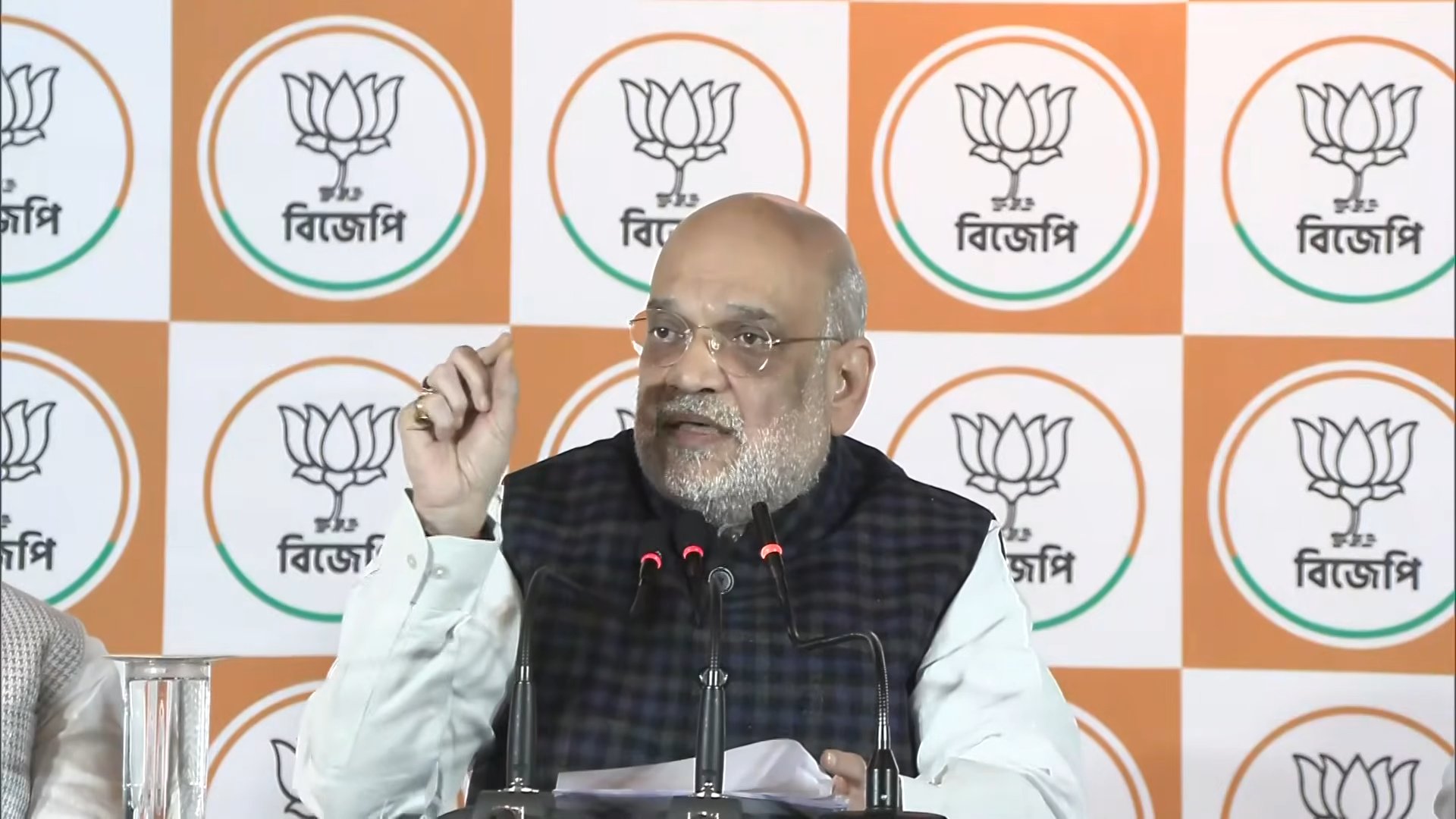 अराजकता और घुसपैठ...  BJP ने ममता सरकार के खिलाफ जारी की 14 आरोपों वाली चार्जशीट, अमित शाह ने बोला हमला