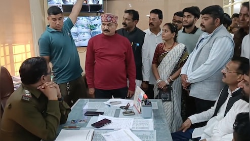 कांग्रेस कार्यक्रम में घुसे चोर! भीड़ का फायदा उठाकर कई कार्यकर्ताओं के पर्स-मोबाइल पार