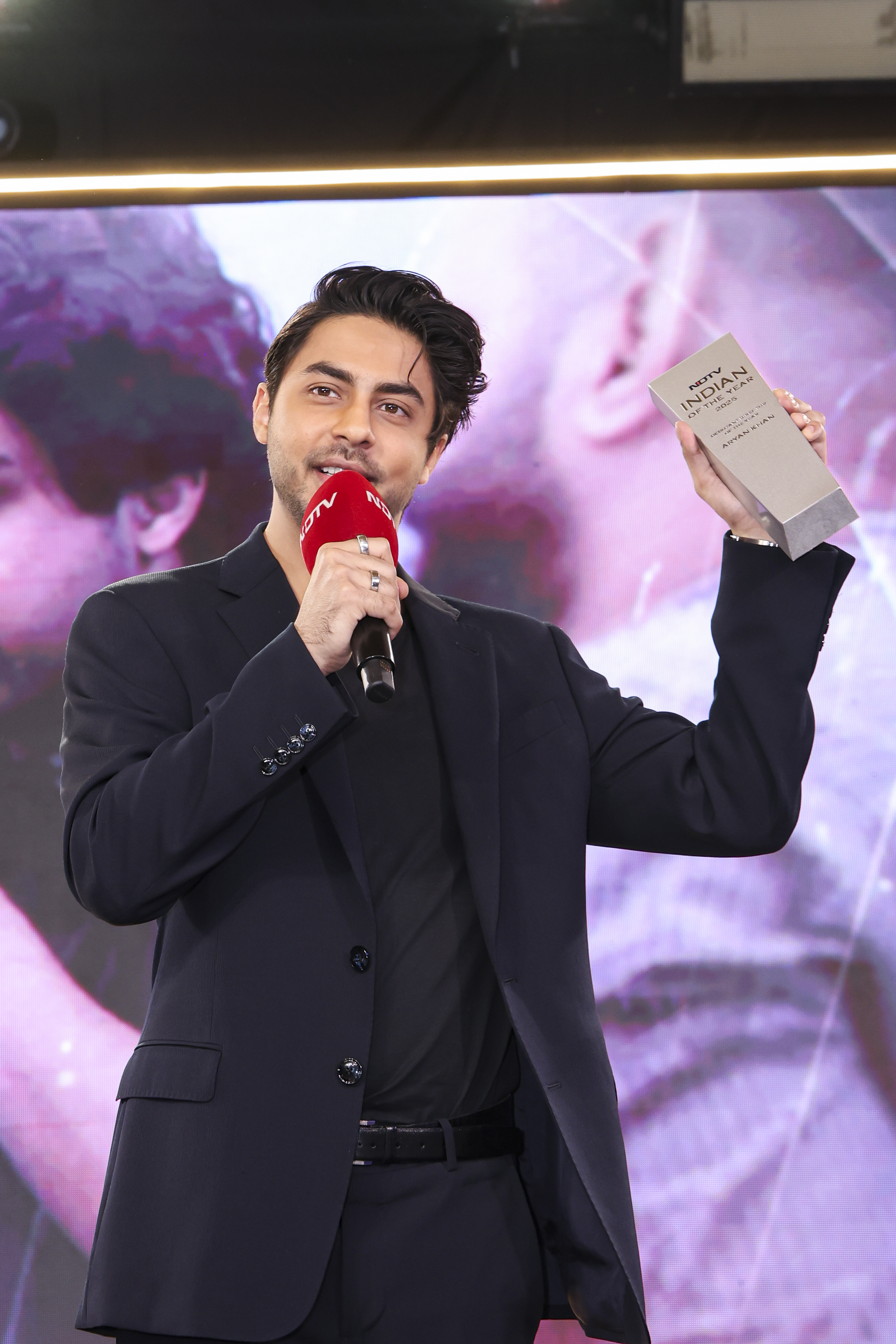 Aryan Khan Dedicates NDTV Indian Of The Year Award To Mom Gauri Khan, "<i>Aaj Ghar Jaa Kar Mujhe Kam Daant Padegi</i>"