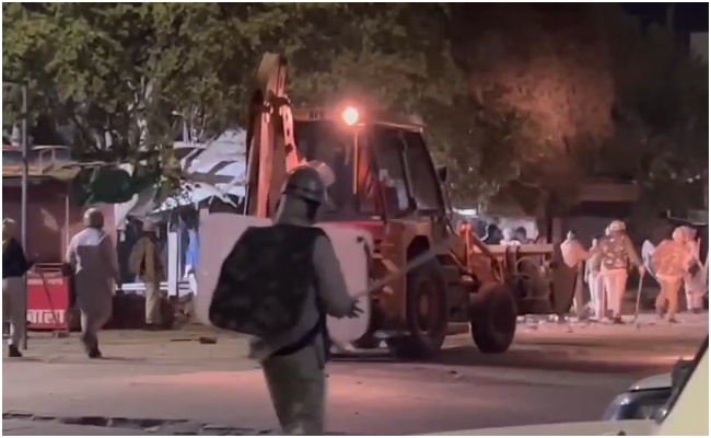 Rajasthan Tension: पुलिस पर हमला, आंसू गैस और छावनी बना इलाका... राजस्थान में मस्जिद के बाहर पत्थर हटाने पर हो गया बड़ा बवाल