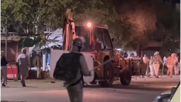 Rajasthan Tension: पुलिस पर हमला, आंसू गैस और छावनी बना इलाका... राजस्थान में मस्जिद के बाहर पत्थर हटाने पर हो गया बड़ा बवाल